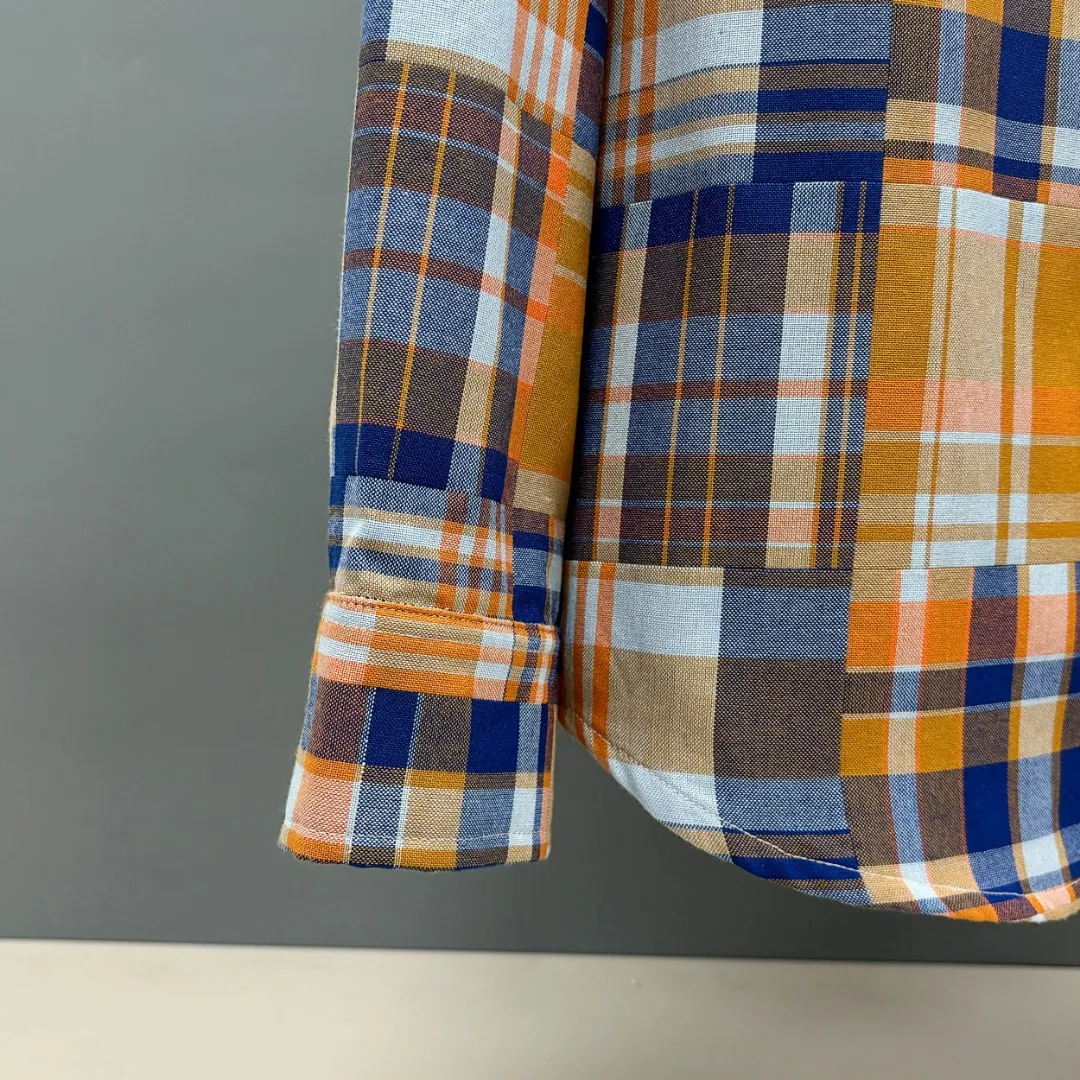 P280 Ralph Lauren/Ralph Lauren cotton plaid shirt is made of 100% pure cotton. The cotton fiber is naturally mild and non-irritating to the skin. It is suitable for people of all skin types. The high-density weaving method gives the fabric a crisp texture and is not easy to deform and pill. It can still maintain a neat shape after multiple washings. It is durable and has a loose fit. The upper body is three-dimensional and the lines are smooth and natural. From the shoulder line to the waist line and then to the hem, the line transition is smooth. There are no unnecessary folds or accumulations. The overall shape is neat and stretched. Size: S M L XL
